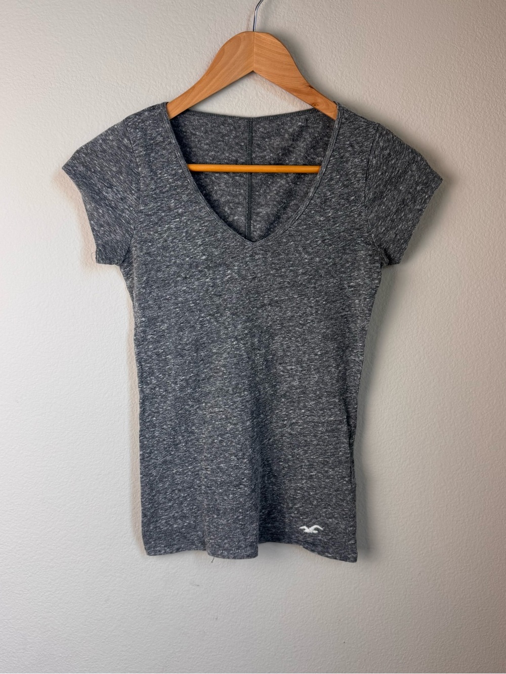 Hollister Women's Gray V-Neck Short Sleeve Tee